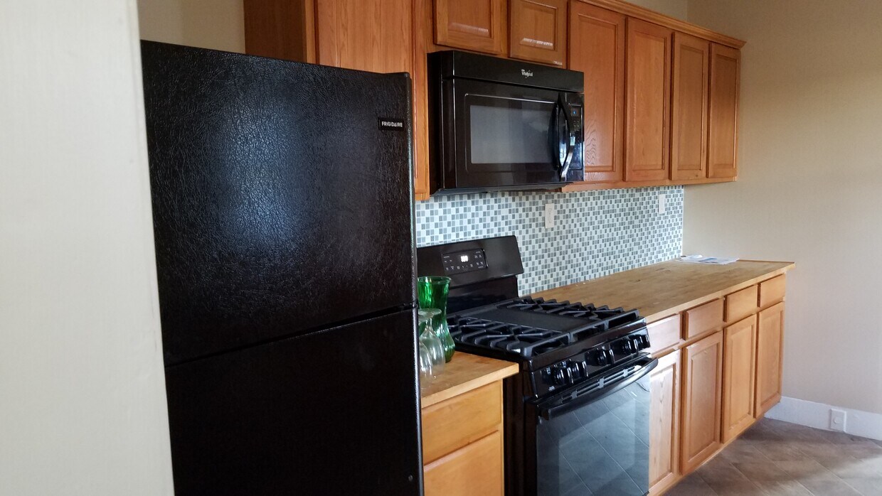 Kitchen with gas range. - 417 E Rockwood St