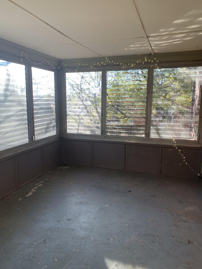 Building Photo - 1494 Meadowthorpe Ave