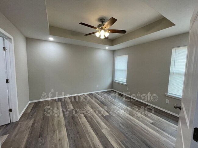 Building Photo - 529 S Evergreen Ave