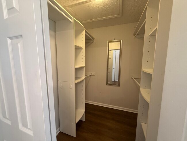 Foto del edificio - 5458 Hidden Gardens Dr
