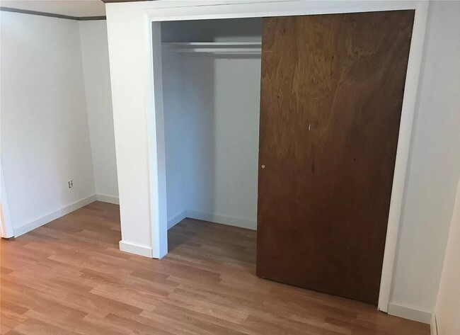 Building Photo - Garden level one bedroom just blocks from ...