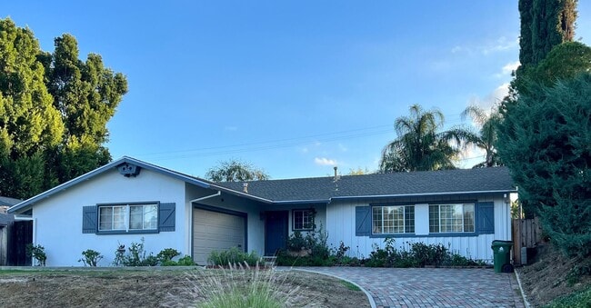 Building Photo - Spacious 3 Bedroom House with Private Gara...
