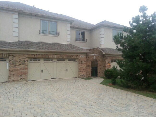 Building Photo - 16W311 Shadow Creek Dr
