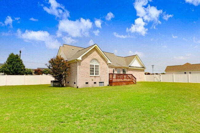 Foto del edificio - *DETACHED GARAGE/WORKSHOP!* Gorgeous home on HUGE acre lot in Princeton