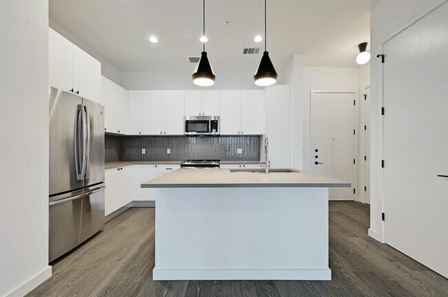 Building Photo - 800 Embassy Dr