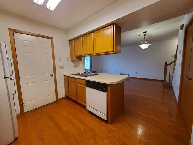 Building Photo - Meadowbrook Townhomes