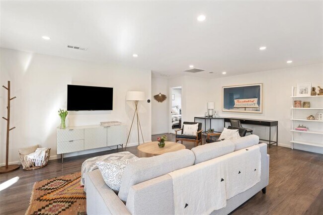 Foto del edificio - 6805 Western Oaks Blvd