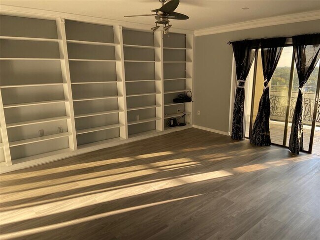 Foto del edificio - 2780 N Riverside Dr