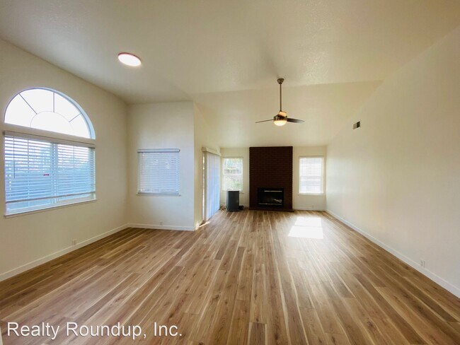 Foto del edificio - 2 br, 2 bath House - 5622 Laguna Park Dr
