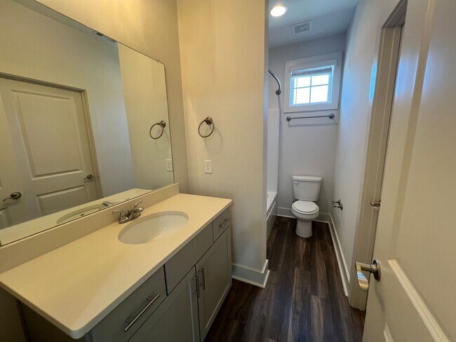 Building Photo - 531 N Ross St