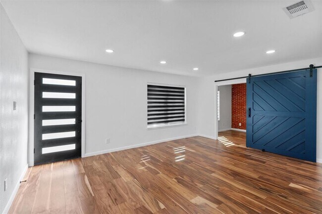 Foto del edificio - 7104 Fred Morse Dr