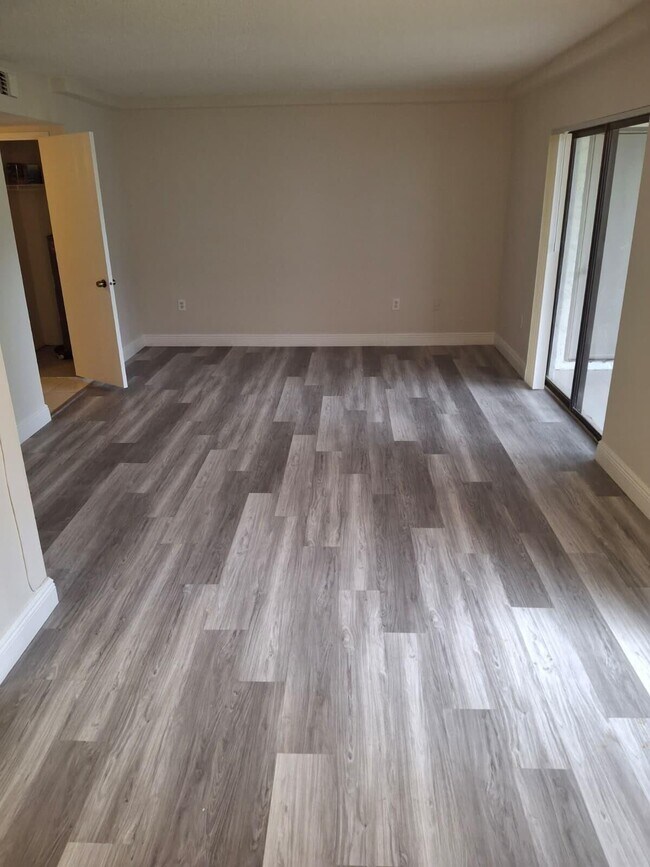 Foto del edificio - 3222 Coral Lake Ln