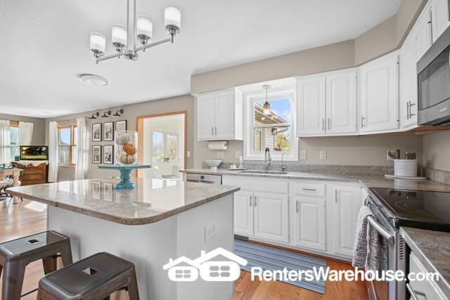 Building Photo - Available May 1 - 4 Bedroom 3.5 Bath single family home in Woodbury