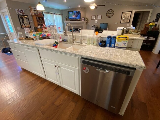 Foto del edificio - FENCED BACKYARD! BONUS ROOM/OFFICE! SAFE ROOM! THREE CAR GARAGE