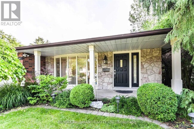 Building Photo - 687 Artreva Crescent