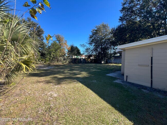 Foto del edificio - 8931 Devonshire Blvd