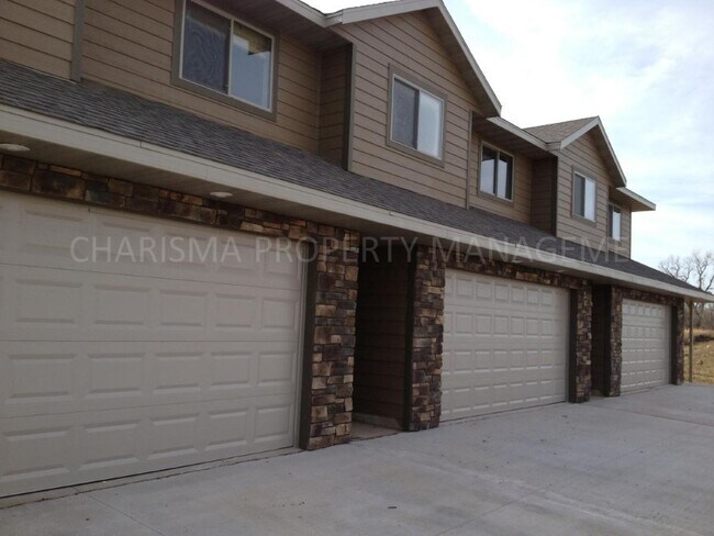 Foto del edificio - SPACIOUS 3 BEDROOM TOWNHOME!!