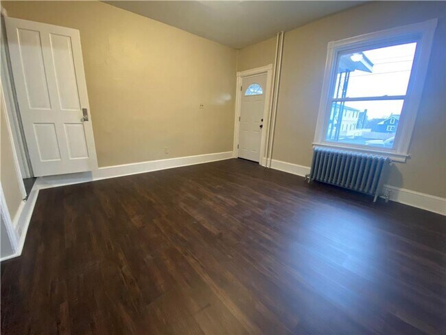 Foto del edificio - Charming three-bedroom row house available for rent in the desirable Nazareth