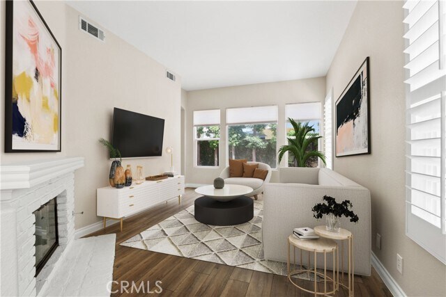 Building Photo - 372 E 15th St