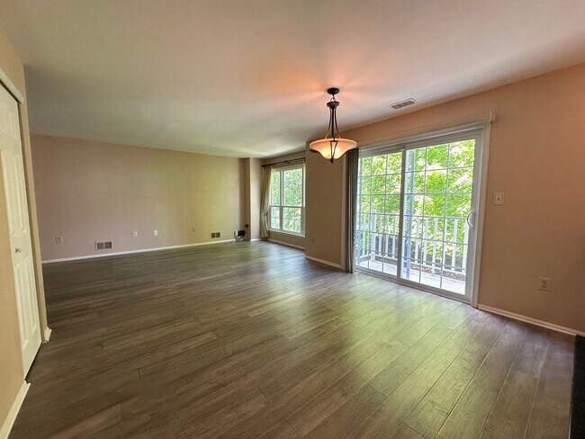 Building Photo - 2 bedrooms, 2.5 bathrooms