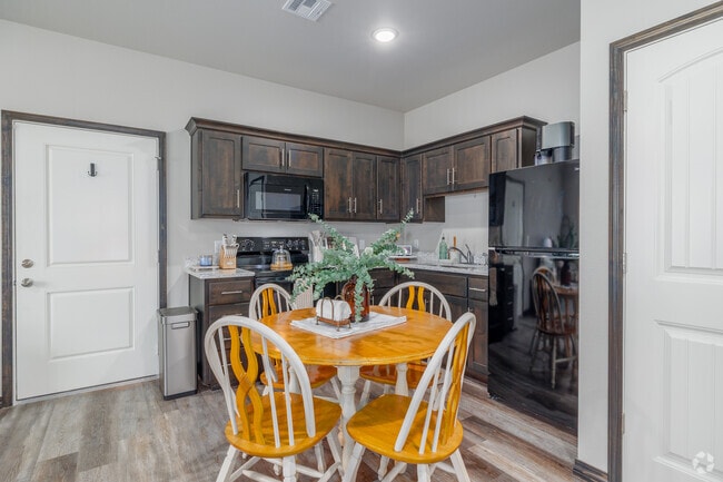 1BR, 1BA - 550SF - Dining Room - Midtown Cottages