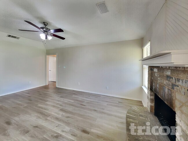 Foto del edificio - 615 Sherman Dr