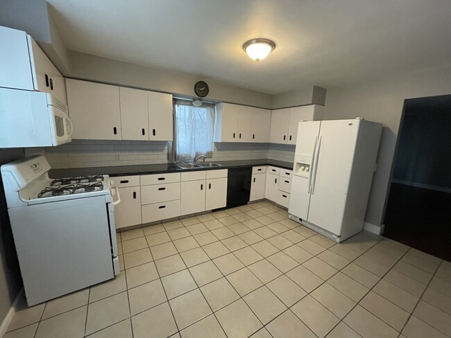 Building Photo - 5815 Country View Dr