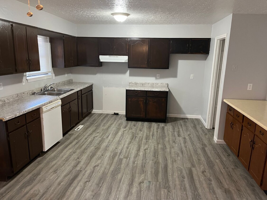 Primary Photo - Cozy 3 Bedroom 2 Bathroom Townhouse