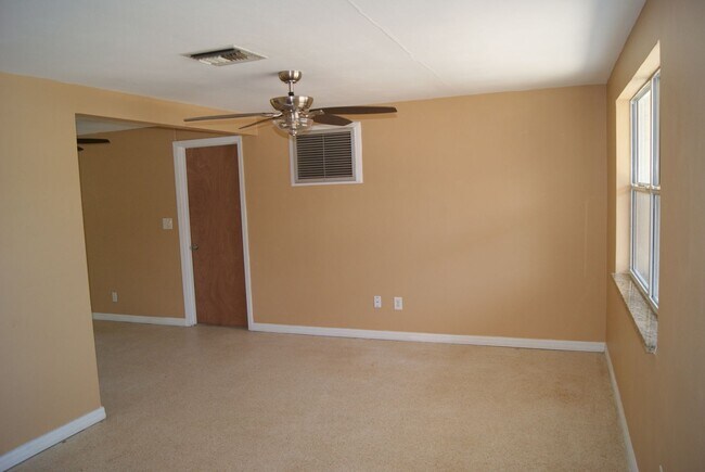 Building Photo - Cozy 2 Bedroom 1.5 Bathroom 1 Car Garage h...