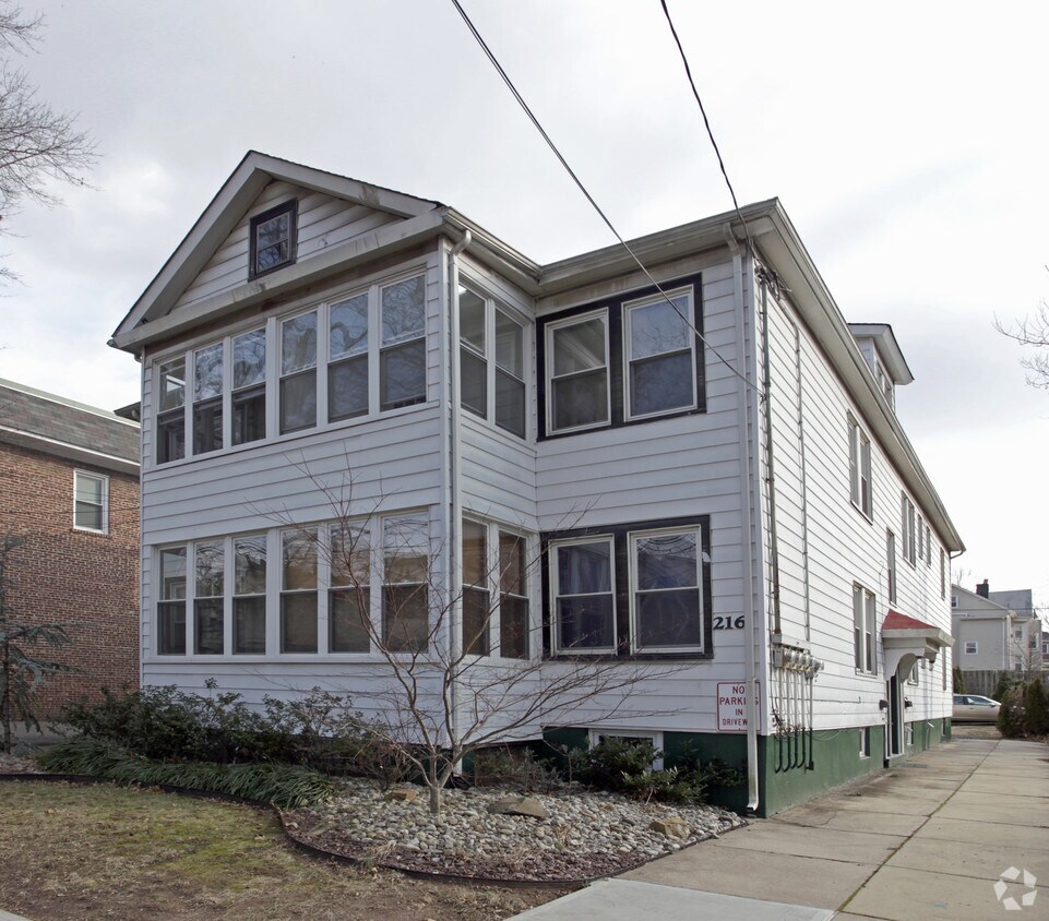 Primary Photo - 216-218 Dennison St