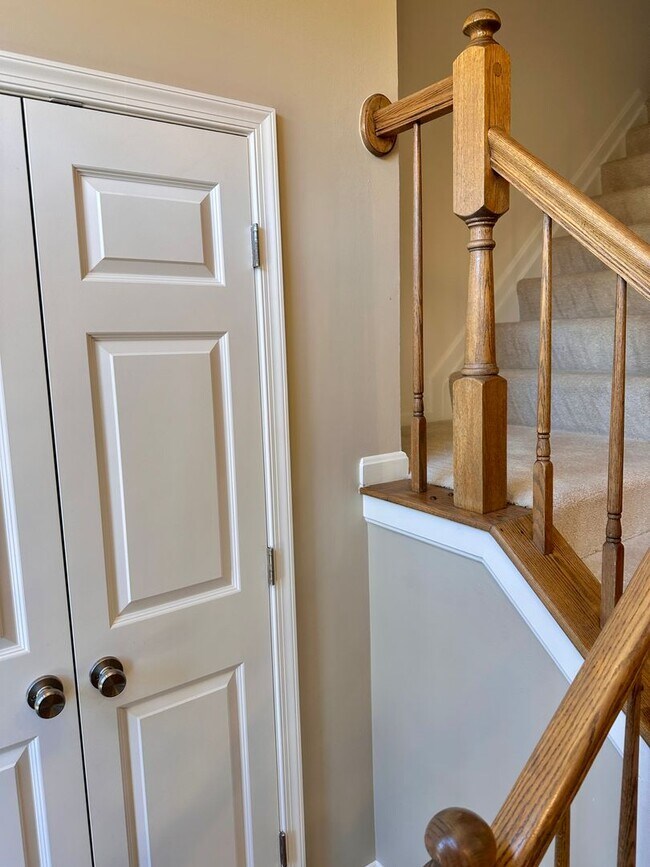 Foto del edificio - Renovated Kingstowne Townhouse | 3 Beds, 2...