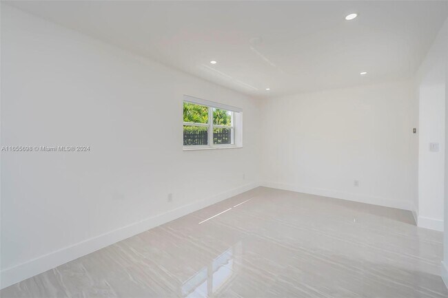 Foto del edificio - 590 SW 23rd Ave