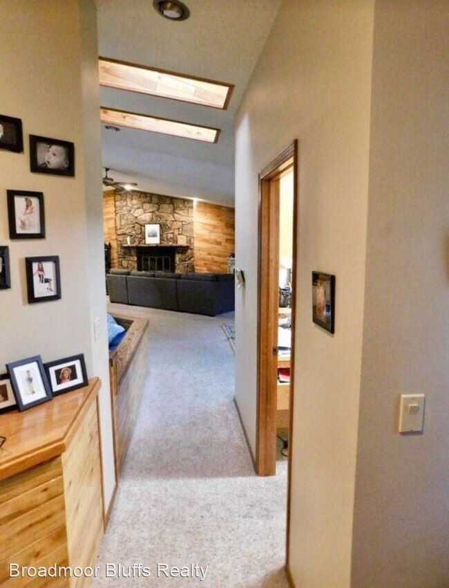 Building Photo - 5021 Cliff Point Cir W