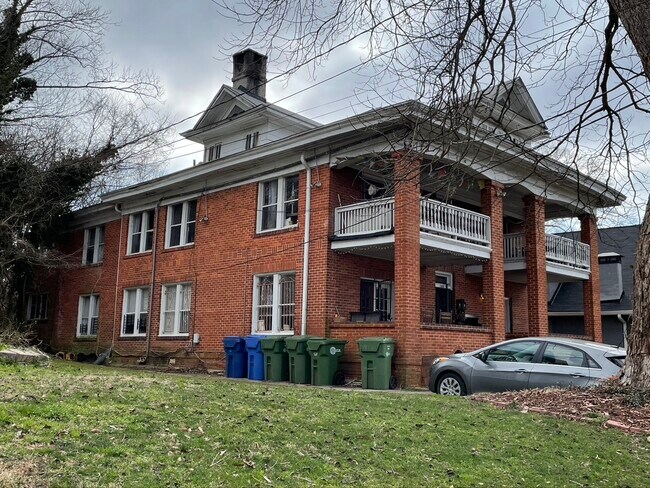The size and style of a craftsman Bungalow! - 1480 S Gordon St SW