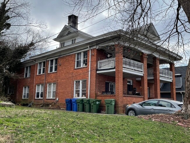 The size and style of a craftsman Bungalow! - 1480 S Gordon St SW
