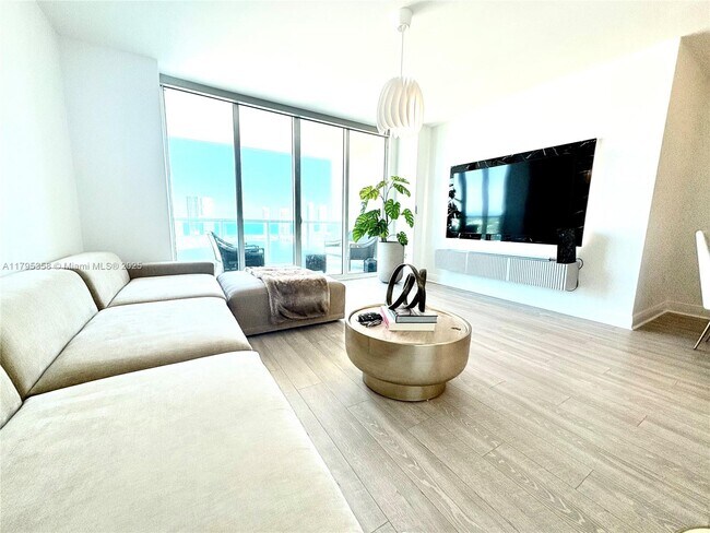 Foto del edificio - 3330 NE 190th St