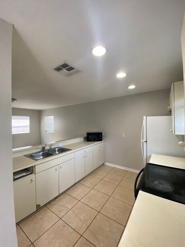 Foto del edificio - Spacious 2 bedroom, 2 bath duplex located ...
