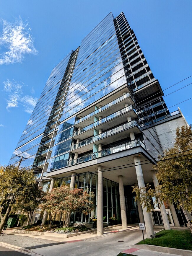 Building Photo - 860 W Blackhawk St