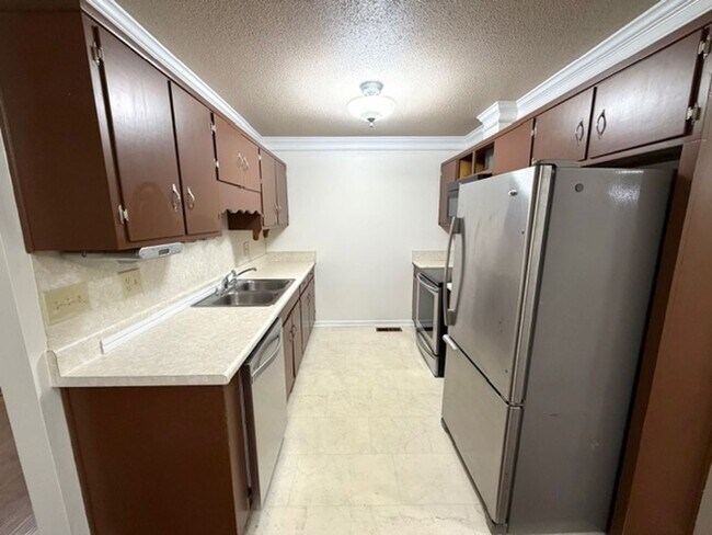 Foto del edificio - 2 Bedroom 1 Bath Duplex with garage/basement, side porch, and carport.