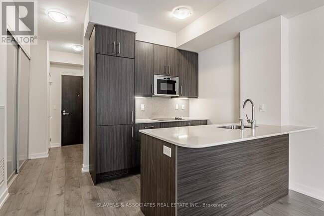 Building Photo - 297 College St