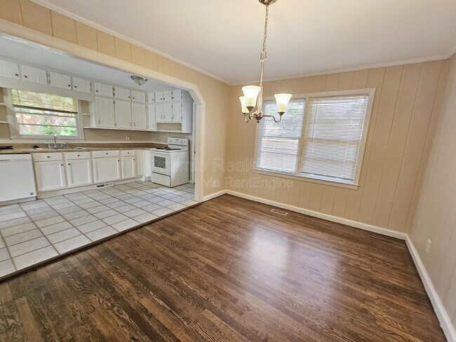 Building Photo - 605 Green Acres Rd