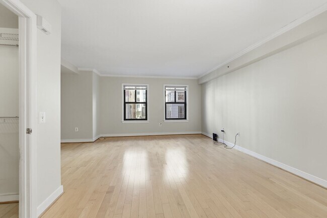 Building Photo - Lovely Studio Condo Unit in Penn Quarter!