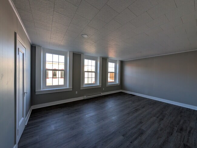 Foto del edificio - 56 1/2 W. Main St. -C