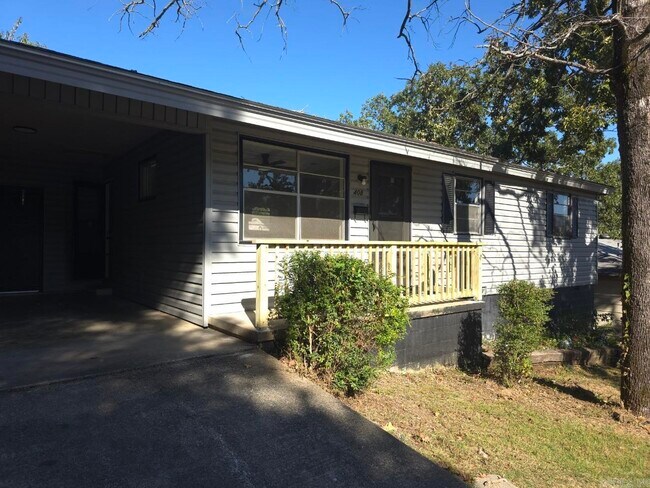 Building Photo - 408 Lindenhurst Dr