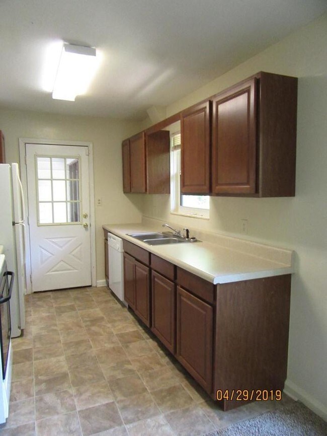 Building Photo - 4936 Springhill Dr