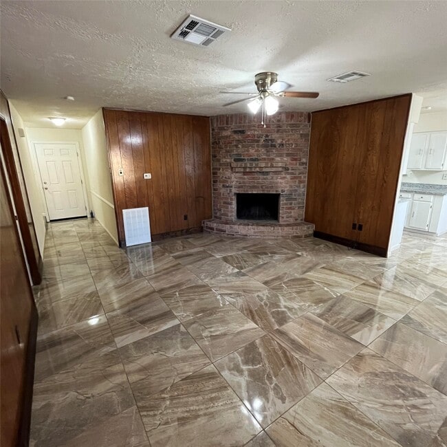 Building Photo - 2811 Wood River Rd
