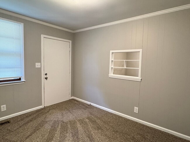 Building Photo - Excellent location! Just Remodeled 2 Bed/1...