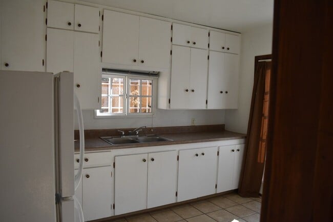 Building Photo - 422 Vassar Dr SE