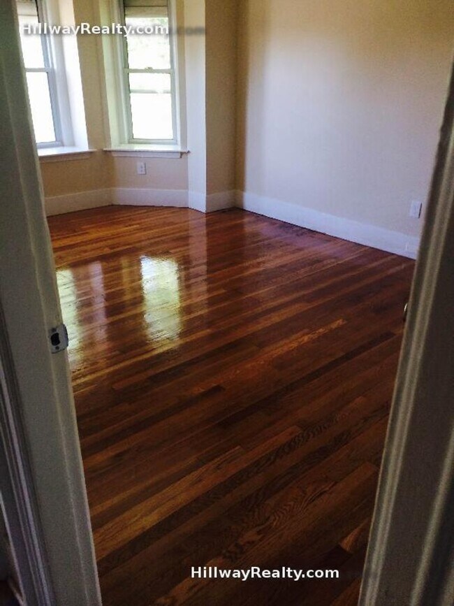 Foto del edificio - Central JP Location, In-Unit Laundry, Porc...