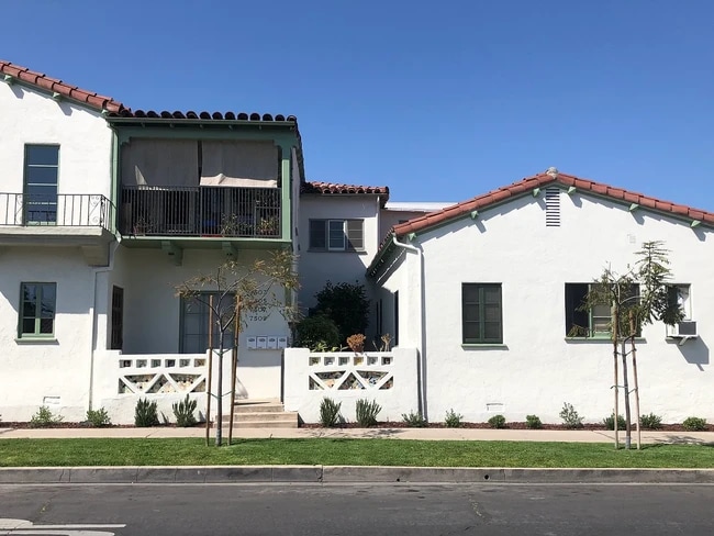 Building Photo - 7505 Rosewood Ave